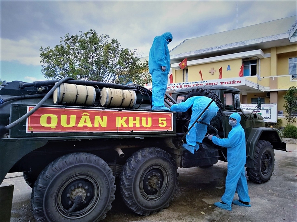 Cán bộ, chiến sĩ Quân khu 5 tác chiến tại Trung tâm Y tế huyện Phú Thiện (Gia Lai).